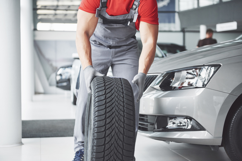 un professionnel montant un pneu de voiture